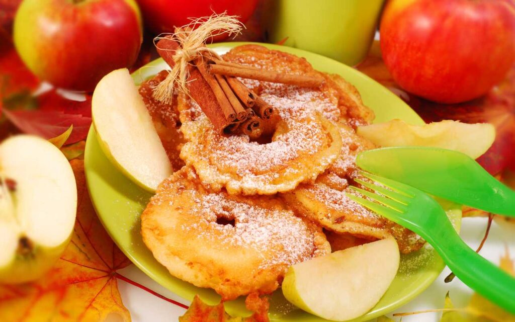 Come fare dolci leggeri senza rinunciare al gusto: la ricetta delle frittelle di mele al forno