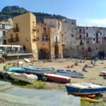 Panorama di Cefalù con la sua famosa cattedrale e il mare cristallino sullo sfondo.