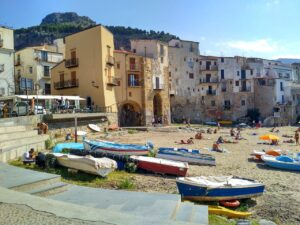 Panorama di Cefalù con la sua famosa cattedrale e il mare cristallino sullo sfondo.