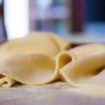Tortelli di zucca mantovani su un piatto, con ripieno visibile e sfoglia sottile, pronti per essere serviti.