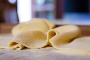 Tortelli di zucca mantovani su un piatto, con ripieno visibile e sfoglia sottile, pronti per essere serviti.