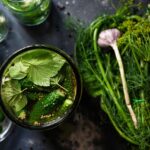 Immagine di piatti colorati con ricette sostenibili e tecniche di conservazione per ridurre gli sprechi alimentari.