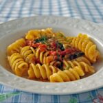 Ragù di verdure estive in una pentola, pronto per essere conservato e utilizzato nei prossimi mesi.