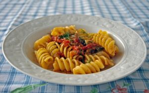 Ragù di verdure estive in una pentola, pronto per essere conservato e utilizzato nei prossimi mesi.