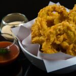 Preparazione della pastella per calamari fritti, ingredienti mescolati in ciotola.