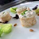 Crespelle alla fiorentina con farcitura cremosa, pronte per essere servite in un piatto elegante.