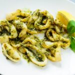 Calamari croccanti in padella, piatto appetitoso senza frittura, pronto da gustare.
