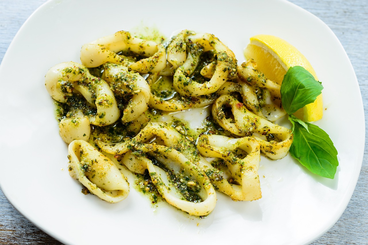 Calamari croccanti in padella, piatto appetitoso senza frittura, pronto da gustare.