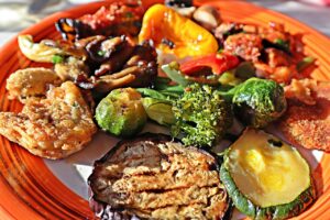 Verdure grigliate arricchite con semi di sesamo, ideali per ridurre il gonfiore estivo.