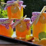 Confettura di arance fatta in casa in un vasetto sterilizzato, pronta per essere gustata.