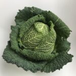 Cavolo nero fresco su un tagliere, pronto per essere cucinato secondo il consiglio dello chef.