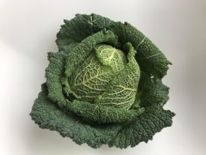 Cavolo nero fresco su un tagliere, pronto per essere cucinato secondo il consiglio dello chef.