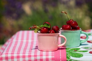 Ciliegie fresche in ciotola, pronte per essere gustate a colazione per migliorare sonno e digestione.