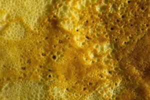 Farinata di ceci appena sfornata, con superficie dorata e croccante, pronta per essere servita.