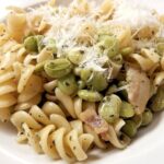 Pasta con fave fresche, piatto tradizionale di maggio, ricco di proteine vegetali e colori vivaci.