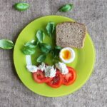Colazione salata con pane integrale, uova e verdure per stabilizzare la glicemia.