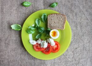 Colazione salata con pane integrale, uova e verdure per stabilizzare la glicemia.